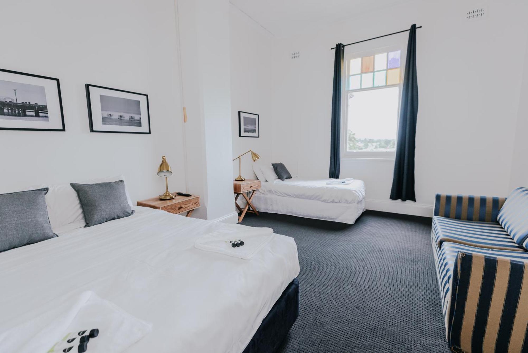 Holmesville Hotel Номер фото